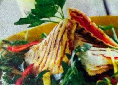 Kalkontortilla med färskost och rucolasallad