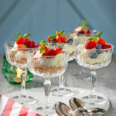 Italiensk dessert med mascarpone och bär